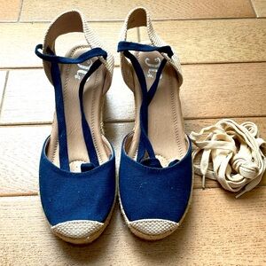 Navy blue and cream colored women’s espadrille wedge sandals size 7.5